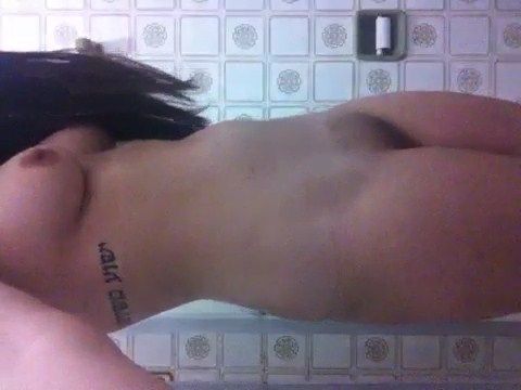 Caiu na net vídeo da ninfeta tatuada pelada no banheiro