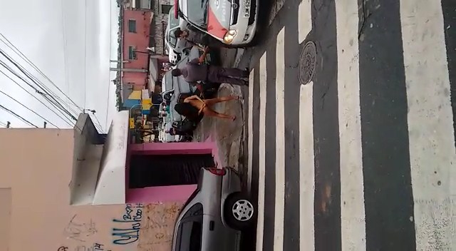 Puta bêbada flagrada pelada na rua com policiais