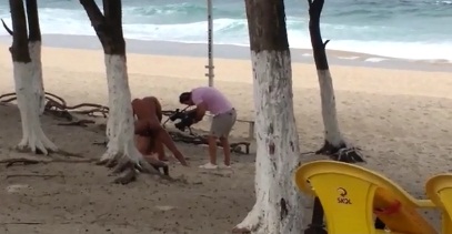 Flagra de sexo na praia onde esta sendo realizado um filme porno