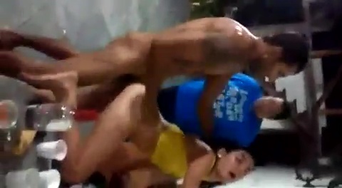 Léo comendo putinha bêbada com rapaziada ensinando foda porno carioca
