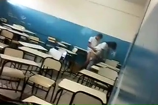 Flagrante na escola aluno comendo aluna na sala de aula