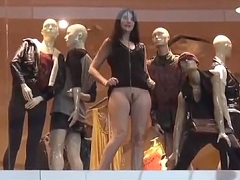 Esposa muito puta sem calcinha exibindo buceta pro maridão dentro do Shopping