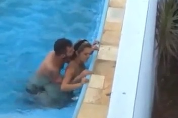 Flagra sexo amador caiu no Zap novinha transando sem camisinha dentro da piscina