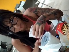 Amanda Souza Mostrando A Buceta Dentro E Lanchando No Mc Donalds